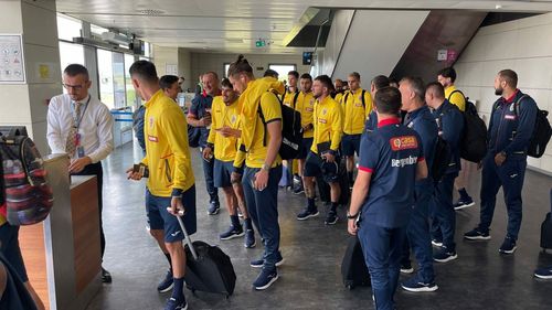 Avionul care trebuia să transporte echipa naționalei de fotbal în Elveția s-a defectat / Fotbaliștii români s-au deplasat cu alte două aeronave de la Priștina la Zurich