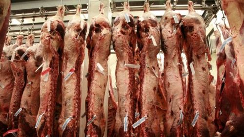 Producătorii: Aproximativ 80% din carnea de porc din galantare, de Sărbători, va proveni din import / Peste 90% din toate cazurile de pestă porcină africană din Europa sunt în România