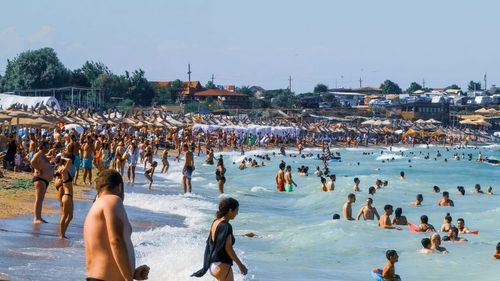 Plajele, luate cu asalt de turiști în primul weekend de vară. Mai multe persoane, salvate în ultima clipă din marea agitată - știrileprotv