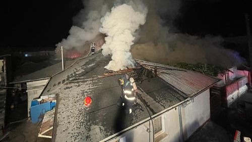 Sector 5: Incendiu puternic la patru case, pe strada Gurita Ilie / Acționează 13 autospeciale de stingere