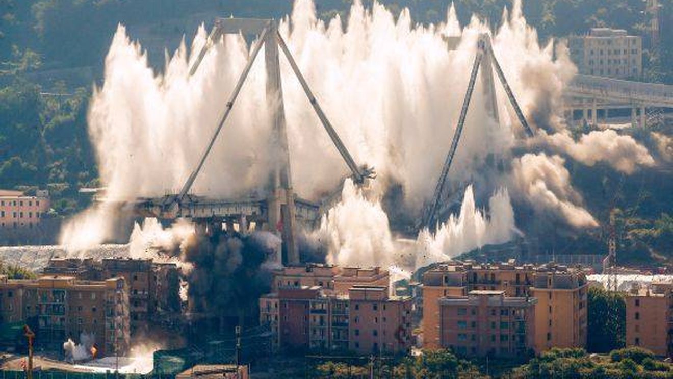 VIDEO Demolare spectaculoasă a rămăşiţelor podului Morandi din Genova, prăbuşit parțial anul trecut