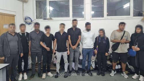 Zece cetățeni sirieni, descoperiți ascunşi în podeaua dublă a unei rulote la Vama Giurgiu / Ar fi plătit 12.500 euro fiecare ca să ajungă în Germania