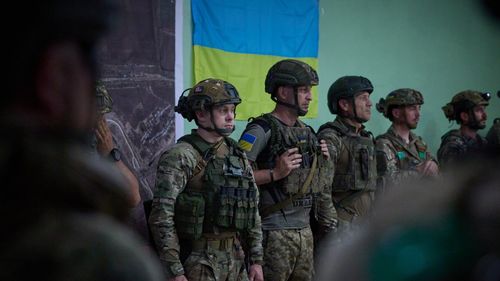 Şefii a două centre de recrutare din Ucraina, reţinuţi pentru luare de mită în schimbul exceptării recruţilor