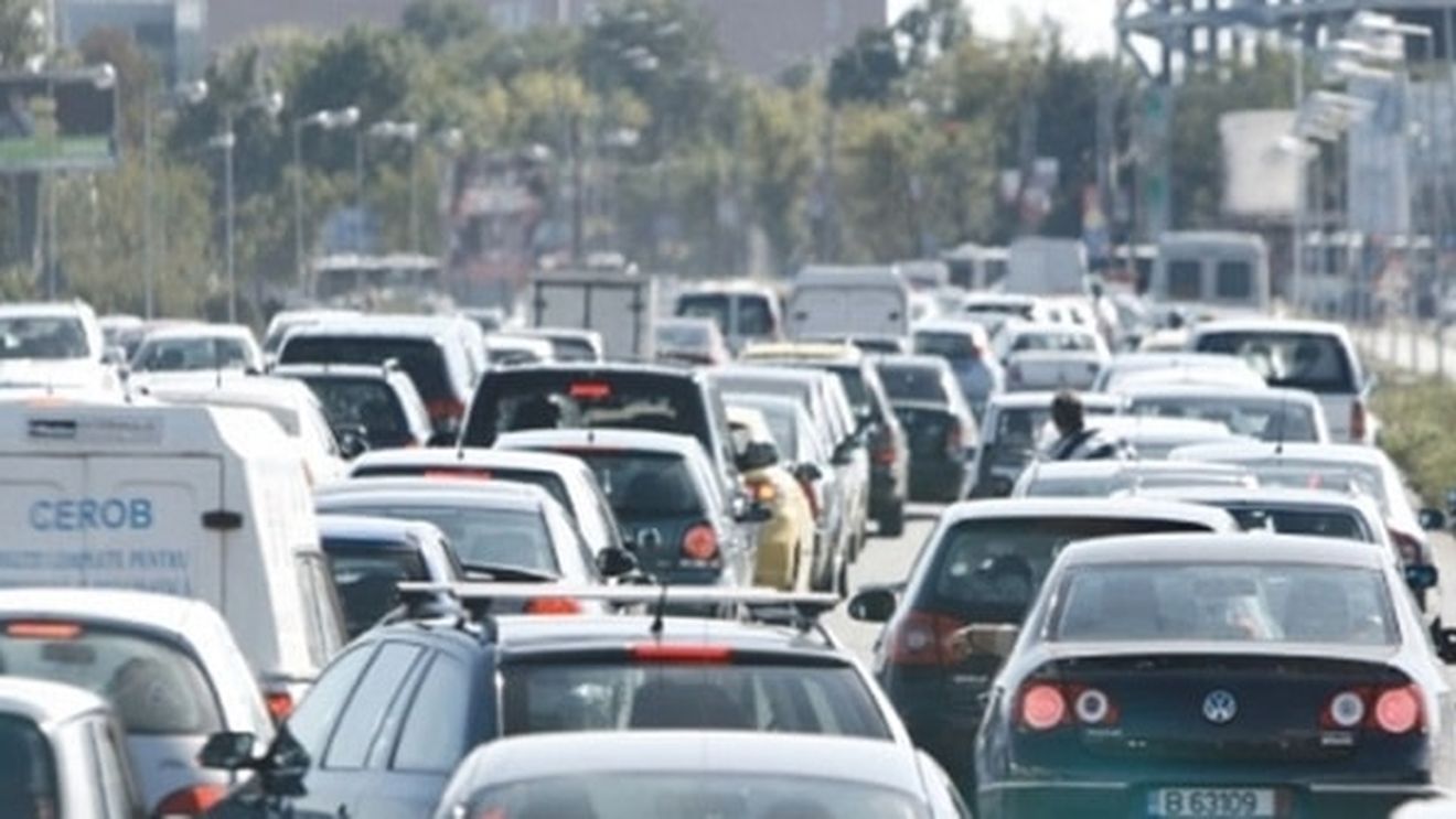 Relaxare în trafic: Cozi de mașini spre munte și spre mare