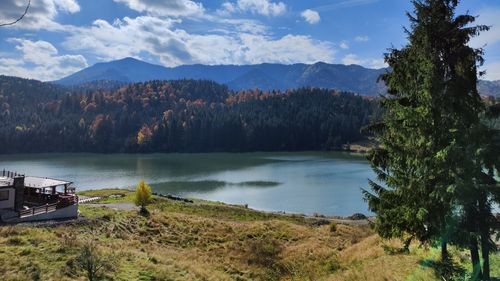 Intervenție salvamont într-un loc greu accesibil din zona turistică Colibița pentru a găsi o persoană rănită