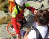 Salvamontiştii din Hunedoara refac mai multe trasee din Retezat / Materialele necesare sunt cărate cu spatele pentru că zona e greu accesibilă