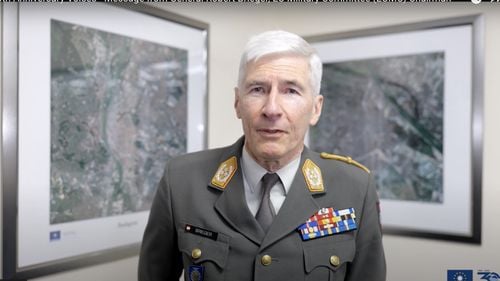 Generalul austriac Robert Brieger, preşedintele Comitetului Militar al Uniunii Europene, criticat după ce evocă un ”capitol trecut sub tăcere al istoriei învingătorilor” comentând o postare complotistă despre dezgroparea morţilor germani prezentaţi drept cadavre de evrei