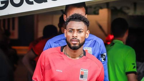 Un fotbalist din campionatul belgian a suferit o comoţie cerebrală după ce a fost lovit de o minge în faţă /  A rămas inconştient pe teren timp de câteva minute