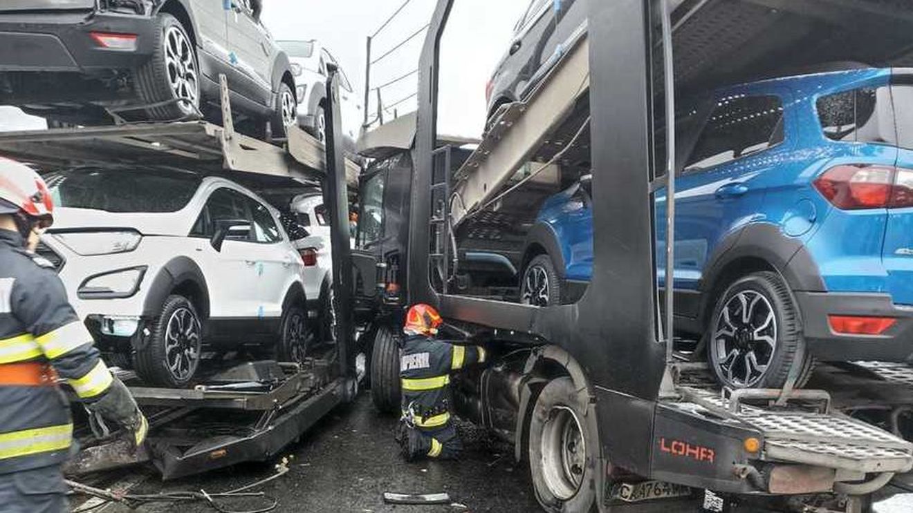Accident cu două TIR-uri încărcate cu maşini, la mică distanță de locul unde, cu 24 de ore înainte, a avut loc un alt accident cu tiruri