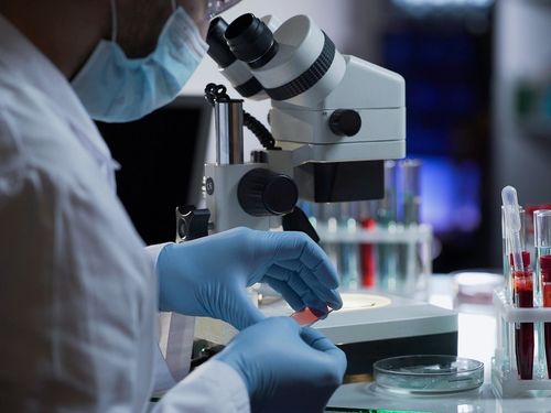 Vaccinurile anti-cancer bazate pe tehnologia mRNA, care a devenit cunoscută în timpul pandemiei de COVID-19, obțin rezultate promițătoare în unele dintre cele mai agresive forme ale bolii