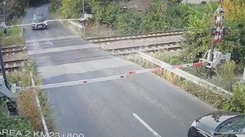 Două persoane au murit după ce un tren a lovit un autoturism, la Miercurea Ciuc / Mașina și locomotiva au luat foc în urma impactului