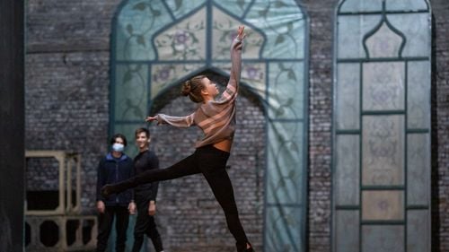 Dansatorii, balerinii și acrobații ar putea să se pensioneze începând cu 40 de ani femeile și 45 de ani bărbații/ Legea merge la promulgare