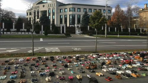 Perechi de pantofi așezate în fața ambasadei Rusiei din Republica Moldova, în memoria copiilor uciși în războiul din Ucraina