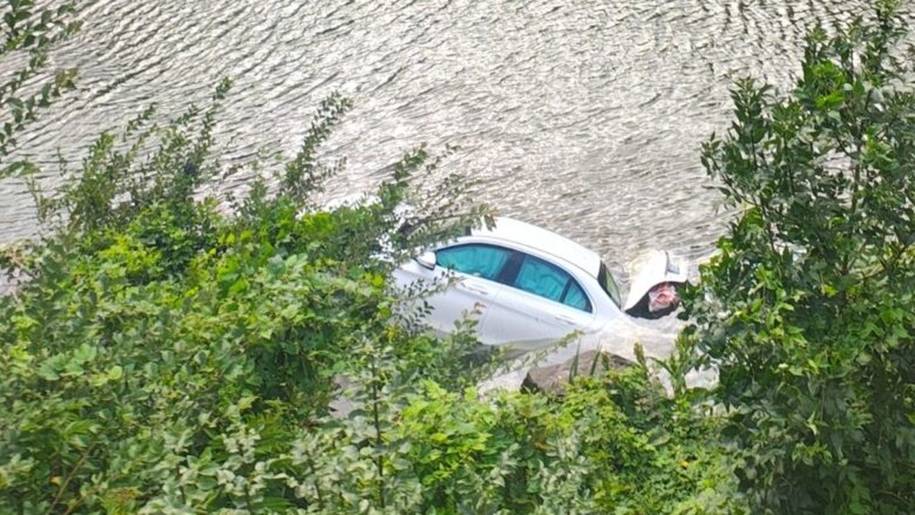 UPDATE S-a reluat circulația pe Valea Oltului / Un șofer turc a ajuns cu mașina în Olt