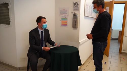 VIDEO Ministrul Cătălin Drulă, de la un centru de medicină de familie: În afară de centrele special amenajate pentru vaccinare, de maratoane, de drive-thru, ne putem vaccina la medicul de familie. Vă încurajez să o faceţi pentru că prin vaccinare revenim la o viaţă normală