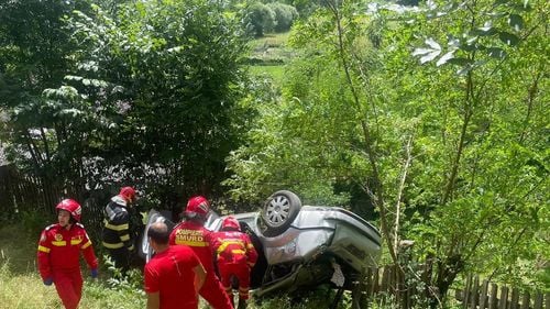O mașină a căzut într-o râpă în județul Alba / Două femei au murit, în ciuda manevrelor de resuscitare