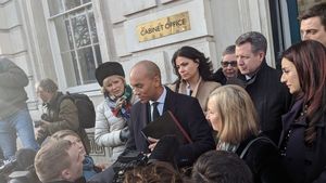Mișcări de trupe înaintea Brexit: 11 parlamentari care au demisionat din Partidul Laburist și Partidul Conservator își fac grup separat