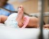 Afacere ilegală cu un nou-născut la Blaj: O femeie a născut sub identitate falsă pentru a-și „dona” copilul altei familii / Trei persoane, trimise în judecată pentru 11 infracțiuni