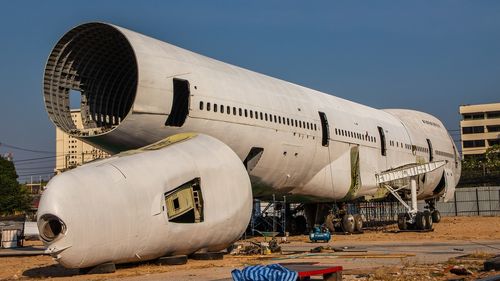 Autoritățile din Reșița vor să aducă un avion militar în centrul orașului și să-l transforme în bar / ”Înainte de 1989 exista un avion care era ca o terasă”