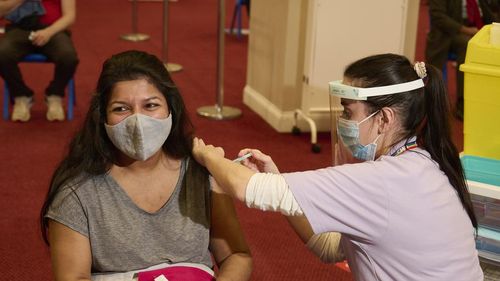 Tuturor adulților din Marea Britanie li se oferă o primă doză de vaccin anti-COVID, cu o zi înaintea termenului stabilit de guvern