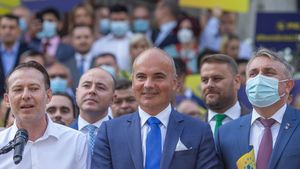 Rareș Bogdan, luat la rost că l-a lăudat cel mai mult pe Cîțu, ca apoi să-i ceară demisia: „Am trecut la schimbarea liderului fără durere” / „Noi n-am rugat pe nimeni să stea cu ochii pe ce se întâmplă în PNL”