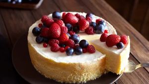 VIDEO | Rețetă de cheesecake simplu cu căpșuni, ideal pentru mesele în familie