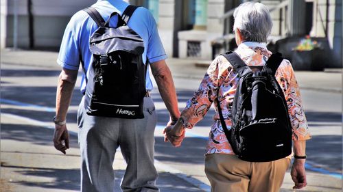 Mulţi vârstnici din Regatul Unit sar peste duşuri sau mese pentru a face faţă cheltuielilor
