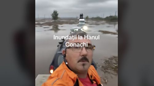 Un șofer s-a filmat după ce a stat 5 ore în mijlocul apelor, în Galați / Nu plec de aici, risc să mă înec / A fost salvat de pompieri și a înregistrat operațiunea