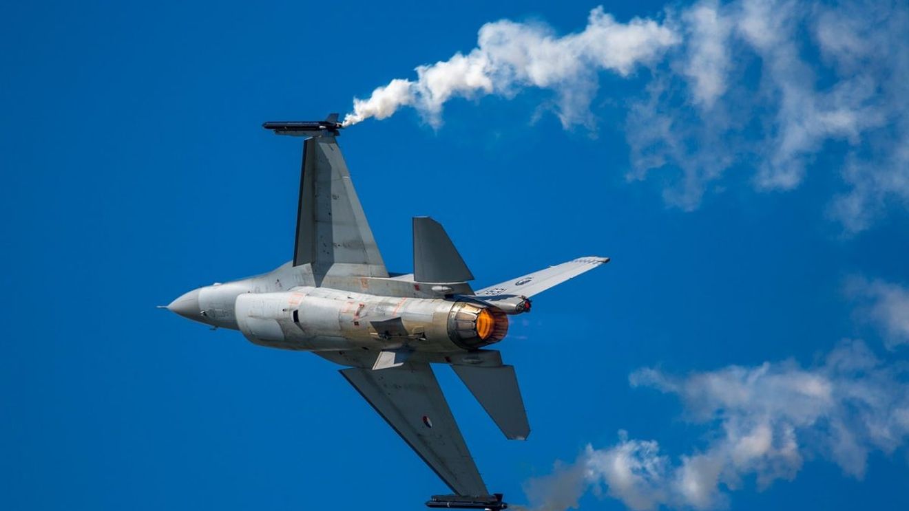 Un foc accidental din partea apărării aeriene ucrainene, printre scenariile anchetei în cazul prăbușirii avionului american F-16 în Ucraina – Voice of America (surse)