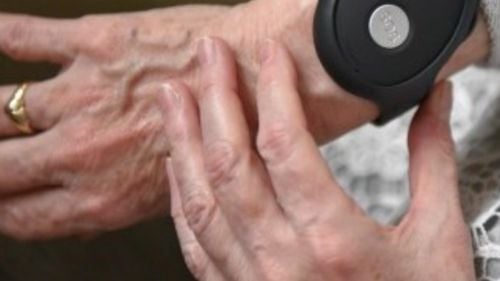 Peste 100 de persoane au solicitat buton de panică în municipiul Sfântu Gheorghe / Dispozitivul are GPS și e conectat non-stop la un call center / Costă 100 lei pe lună, din care municipiul plătește 70 lei