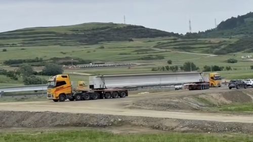VIDEO Au început să sosească primele grinzi pentru viaductul Boiţa, parte a Lotului 2 din Autostrada Sibiu – Piteşti / Necesită condiţii de trasport agabaritic