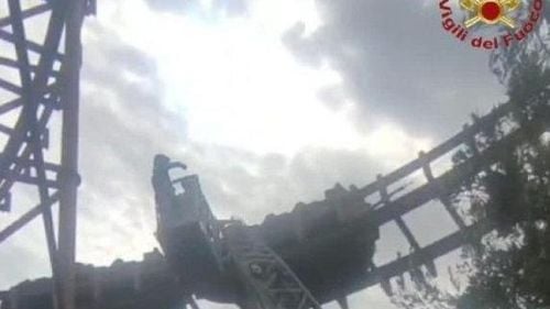 Avarie la un roller coaster din Roma / Mai multe persoane, dintre care și 4 copii, au rămas blocate la 20 de metri înălțime timp de o oră