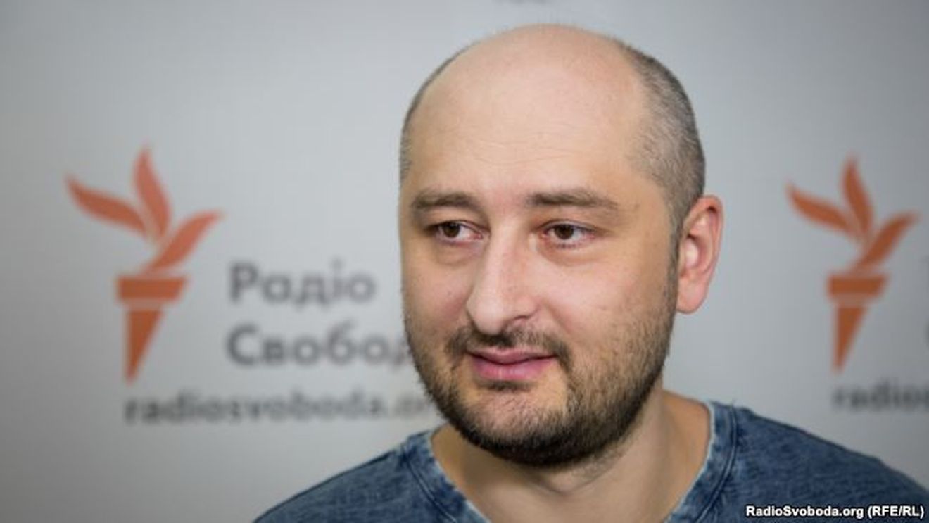 UPDATE Ziaristul rus presupus asasinat e viu. Serviciul secret ucrainean susține că înscenarea a expus agenți ruși