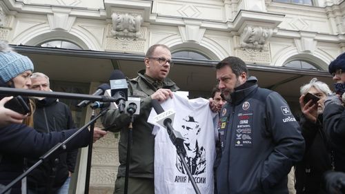 Un primar polonez l-a întâmpinat pe Matteo Salvini cu un tricou imprimat cu imaginea lui Putin, pentru a-i reaminti politicianului de extremă dreaptă italian că e ipocrit pentru că nu demult poza ca susținător al liderului de la Kremlin