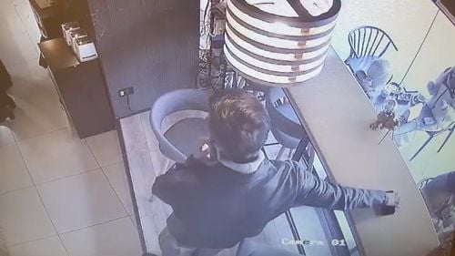 București: Un bărbat care ar fi furat din mai multe magazine și restaurante câte un portofel, telefon sau tabletă a fost reținut de polițiști