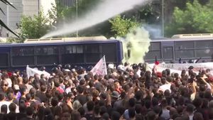 Poliţia greacă a recurs la gaze lacrimogene și tunuri cu apă pentru a dispersa o manifestaţie de comemorare a revoltei studenţeşti din 1973 împotriva juntei aflate atunci la putere