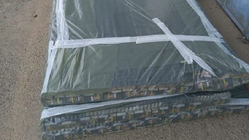 Poliţiştii de frontieră din Dolj au descoperit peste 30.000 de pachete de ţigări ascunse în plafonul remorcii unui TIR condus de un cetăţean bulgar / Şoferul a fost reţinut 