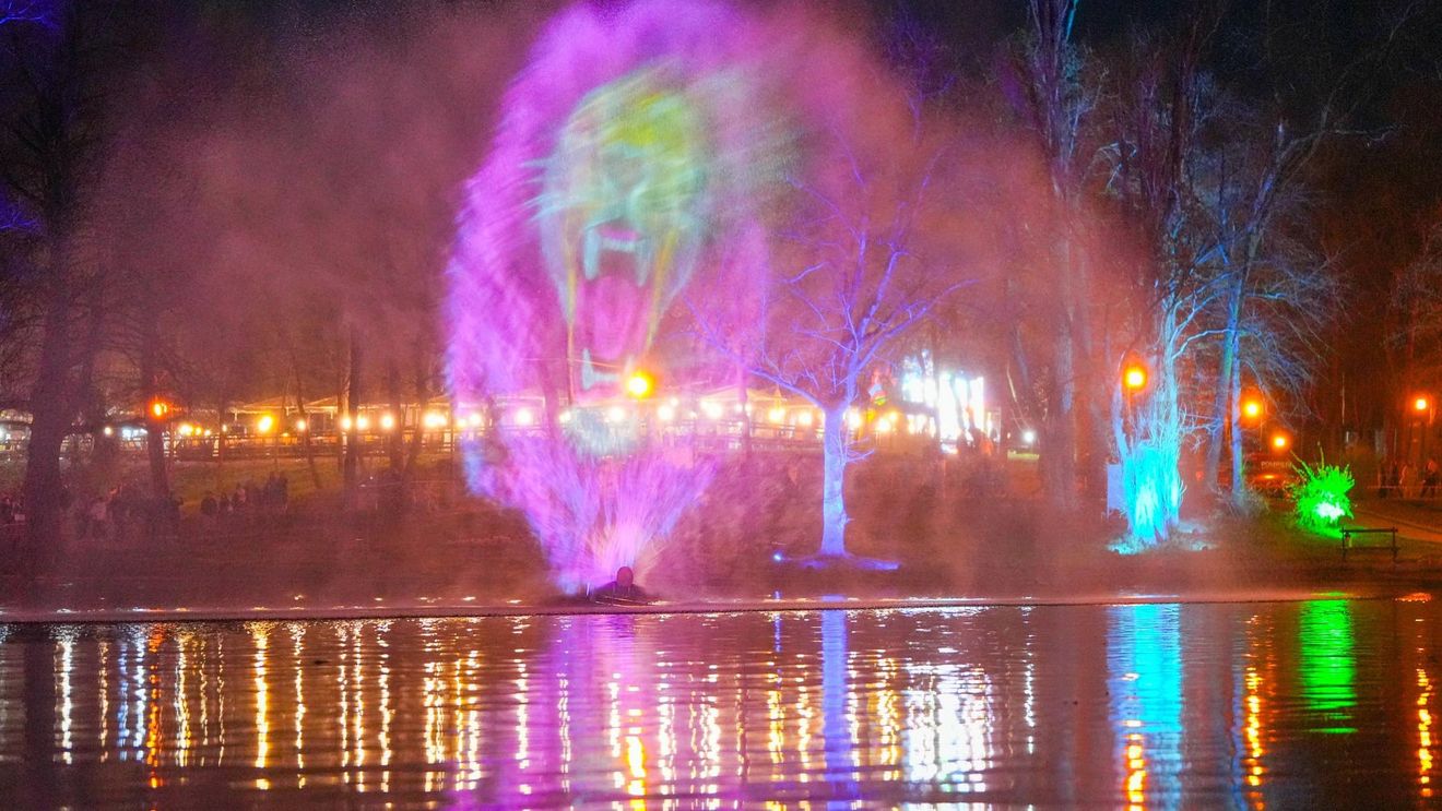 FOTOGALERIE | Târgul de Paște din Craiova s-a deschis duminică seara: cel mai așteptat moment a fost spectacolul de holograme proiectate pe lac