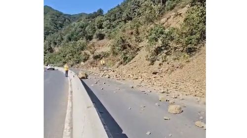 Valea Oltului: Constructorul închide o bandă și îngustează drumul între Lazaret și Turnu Spart / O mașină a fost lovită de pietre, duminică seară