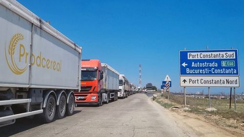 VIDEO Coadă de 4 kilometri la intrare în Portul Sud Agigea: TIR-urile cu cereale așteaptă să intre prin poarta destinată lor