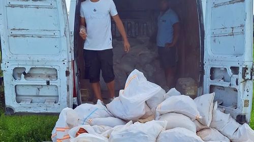 Poluatori prinși în flagrant în timp ce aruncau materiale de construcții pe un câmp din Chitila: 40.000 lei amendă și mașina confiscată