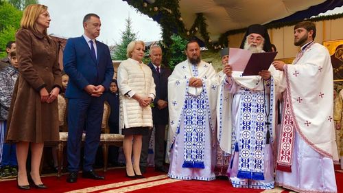 Premierul Dăncilă susține că părinții i-au cerut să renunțe la Programul „Merg la școală”, prin care toți elevii primeau vouchere de 250 de lei pentru cărți, manuale, rechizite și echipament sportiv