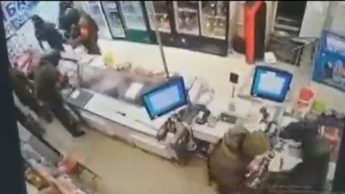 VIDEO Militari ruși filmați în timp ce fură dintr-un magazin din Ucraina