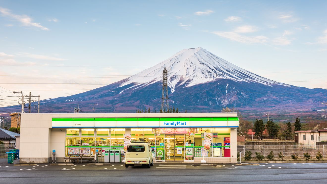 Nou trend turistic în Japonia: tururi ghidate în magazinele de proximitate/ Cel mai popular suvenir: șosete cu dungi de 2 dolari