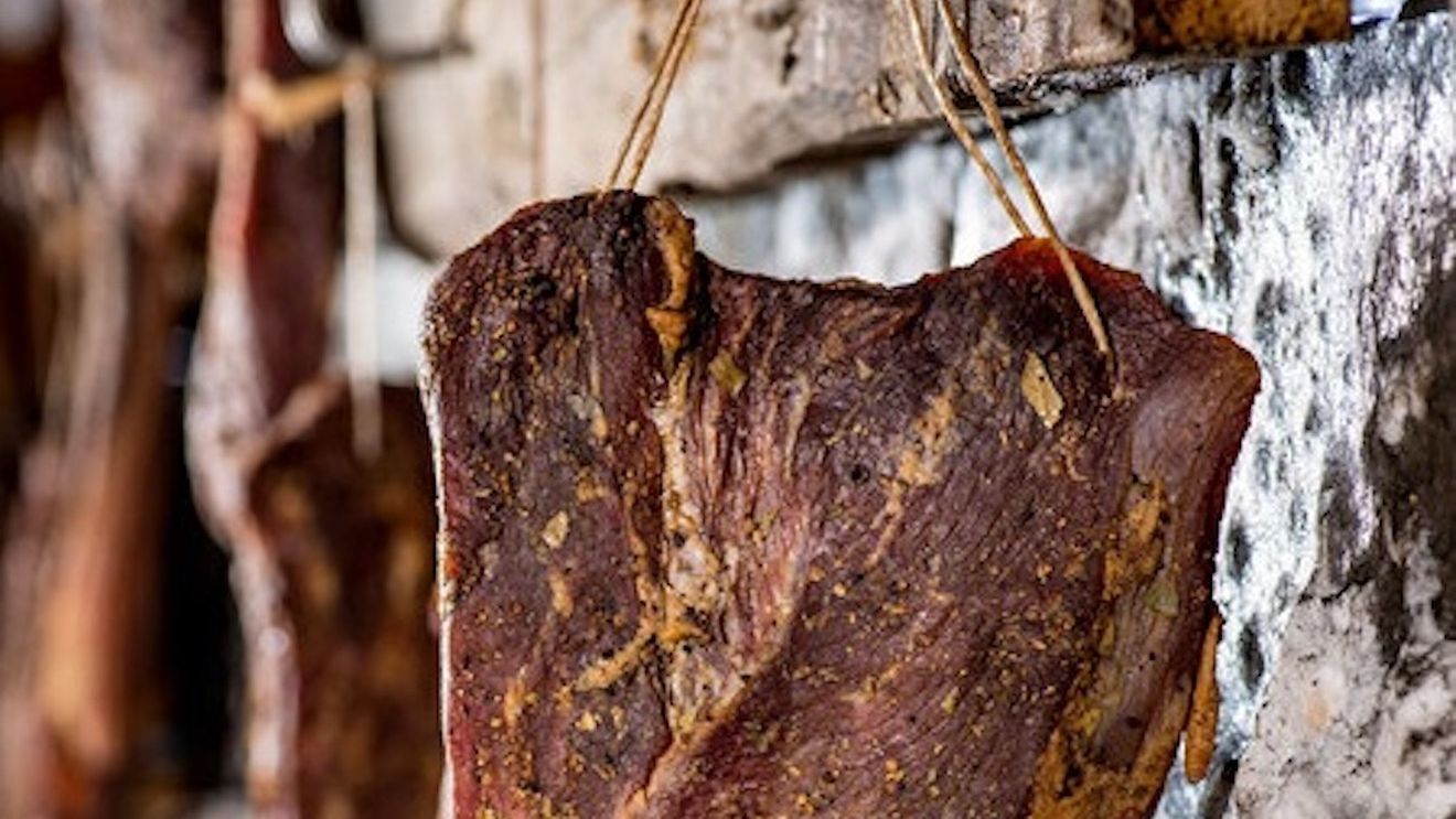 ”Salinate de Turda”, al treisprezecelea produs românesc recunoscut şi înregistrat la nivel european / Este o carne afumată şi uscată, obţinută prin sărare umedă / Se face în Turda şi mai multe comune din judeţul Cluj