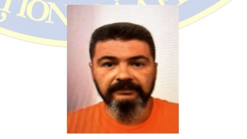 UPDATE Evadare de la Penitenciarul București-Rahova / Gheorghe Ionuț Adrian a fugit din mașina care îl ducea în penitenciar, după orele de muncă/ A fost dat în urmărire naţională şi consemn la frontieră