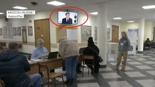 Un interviu în care Macron numește Rusia “un adversar”, difuzat într-o secție de votare din Moscova