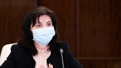 Monica Anisie, despre măști: Orice școală este în administrarea autorităților locale, care au bani și posibilitatea să cumpere măști pentru elevi și profesori / Ministrul reia propunerea de schimbare a declarației pentru părinte: să semneze “după câte cunoaște”