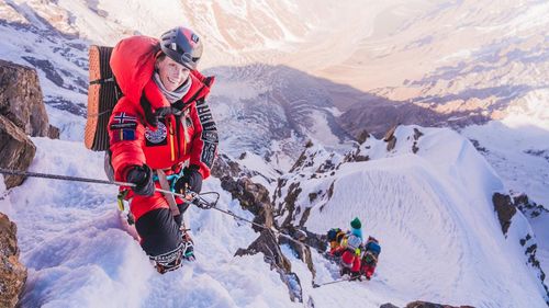 Alpinista care a doborât recordul de escaladare a celor mai înalte 14 vârfuri din lume, acuzată că a trecut peste corpul muribund al unui cărăuș