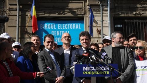 UPDATE Nicușor Dan și-a depus candidatura la prezidențiale. ”Am strâns 240.000 de semnături”